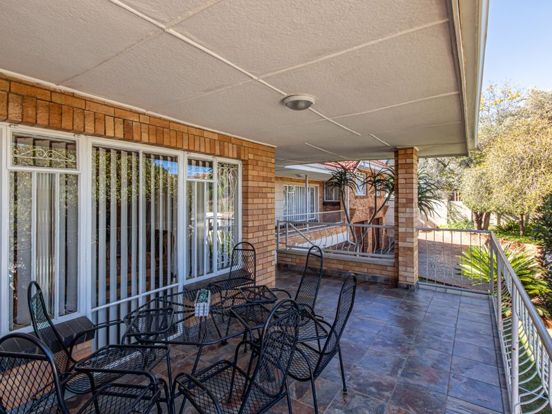 Warm Family Home in sought after Monument - Photo 4