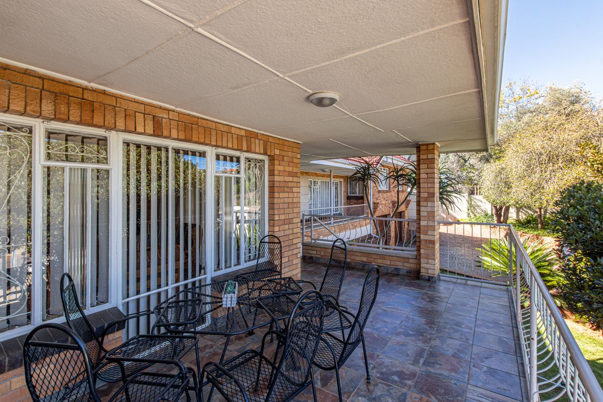 Warm Family Home in sought after Monument - Photo 4