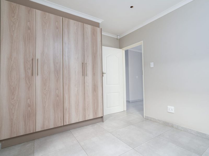 Spacious Freestanding Home In Prime Family Friendly Location - Photo 7