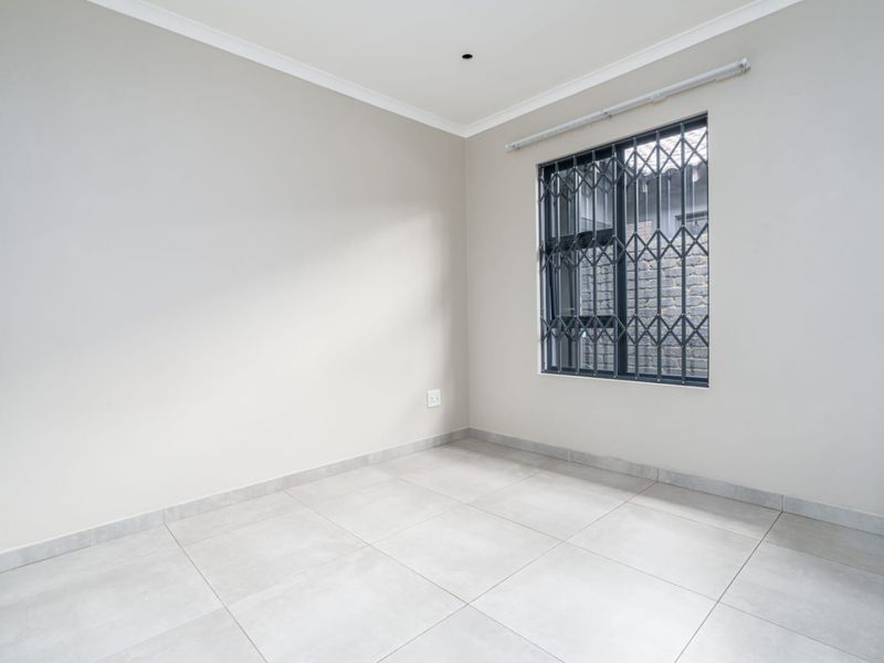 Spacious Freestanding Home In Prime Family Friendly Location - Photo 6