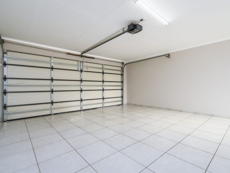 Spacious Freestanding Home In Prime Family Friendly Location - Photo 10