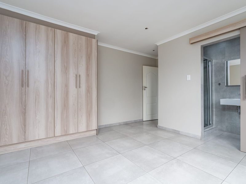 Spacious Freestanding Home In Prime Family Friendly Location - Photo 9
