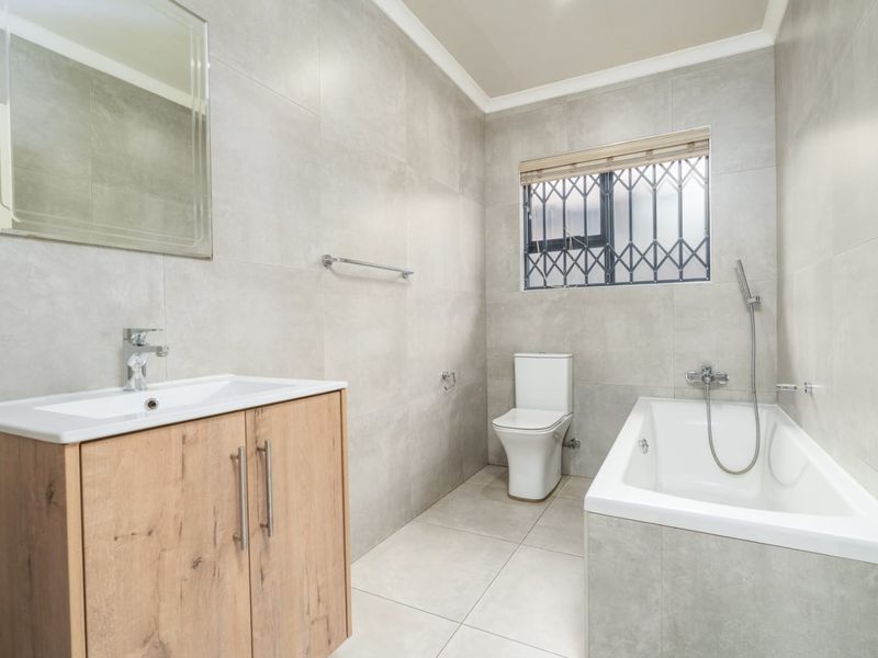 Spacious Freestanding Home In Prime Family Friendly Location - Photo 8