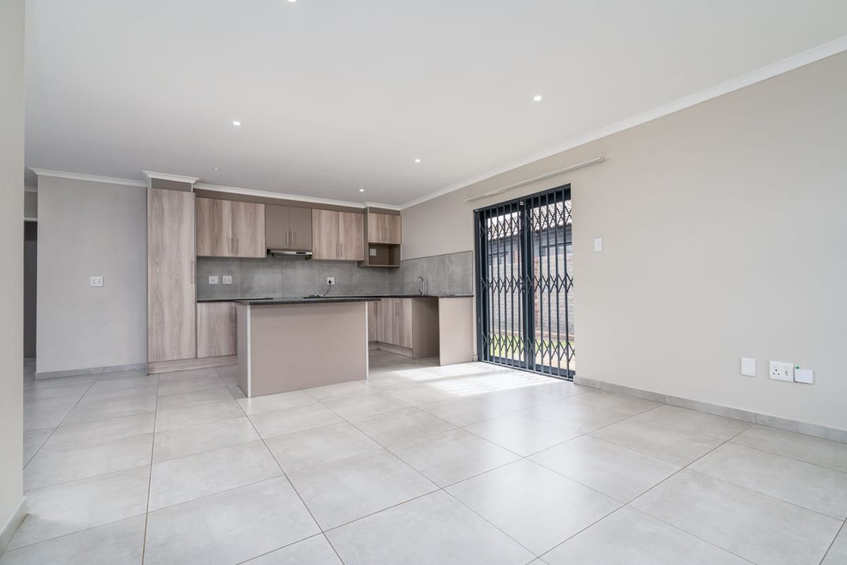 Spacious Freestanding Home In Prime Family Friendly Location - Photo 4