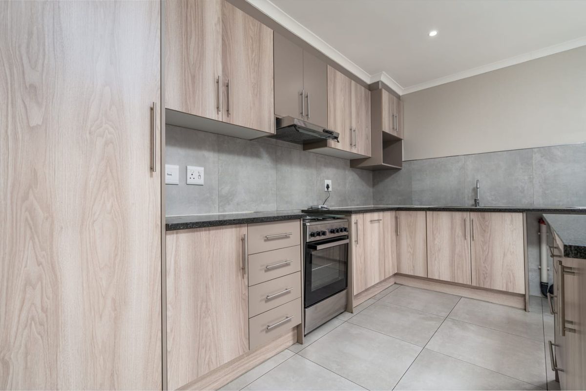 Spacious Freestanding Home In Prime Family Friendly Location - Photo 3