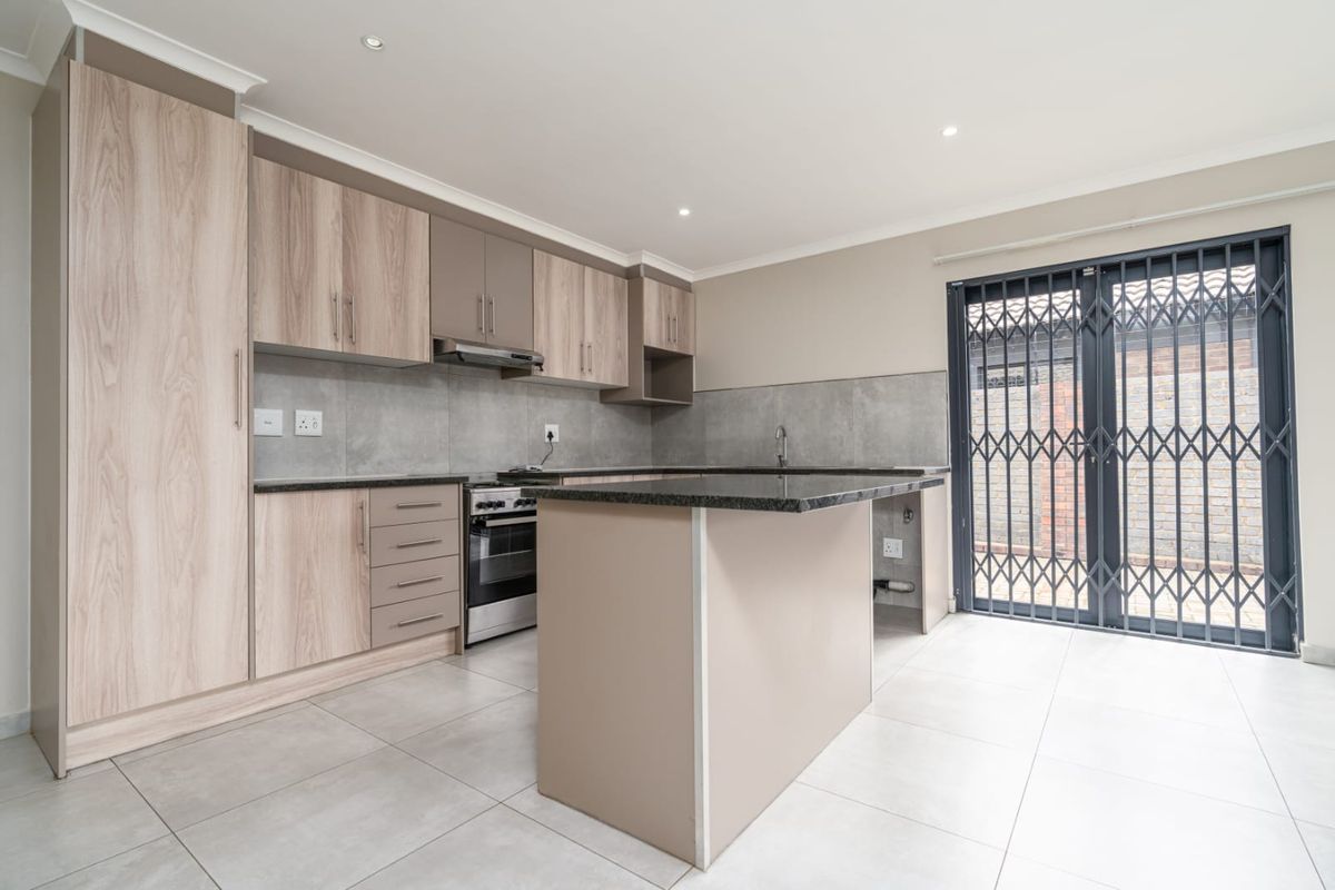 Spacious Freestanding Home In Prime Family Friendly Location - Photo 2