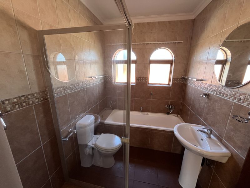 Comfort & Convenience – 1st Floor Flat with Style - Photo 8