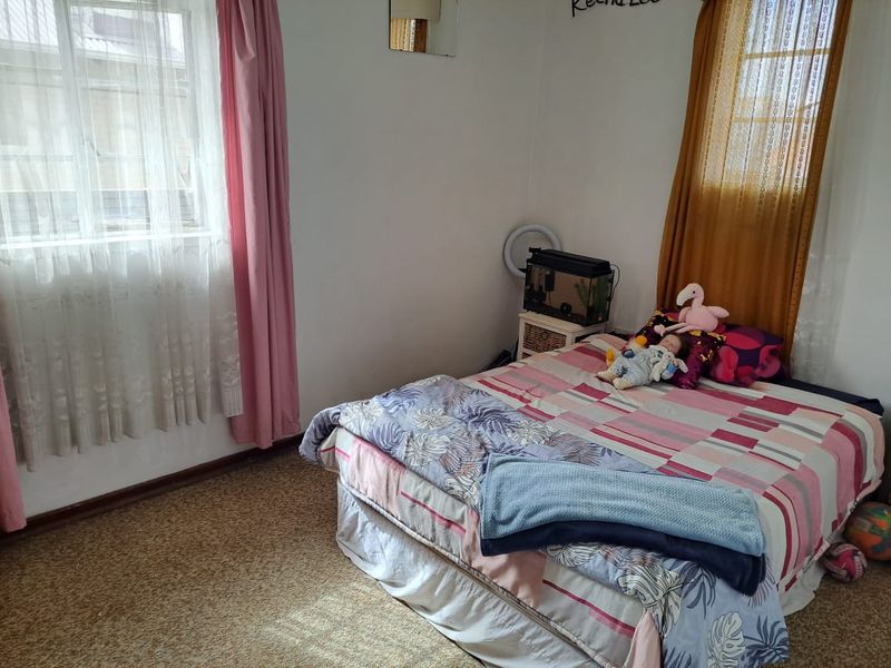 Beautiful neat as a pin low maintenance home with full flat. 2 for the price of 1. - Photo 3