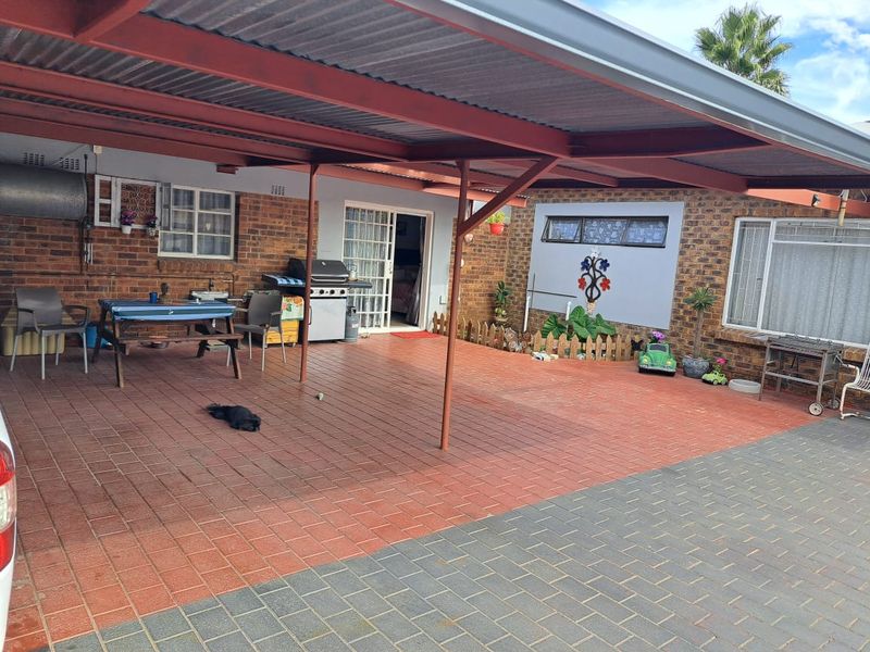 Beautiful neat as a pin low maintenance home with full flat. 2 for the price of 1. - Photo 2