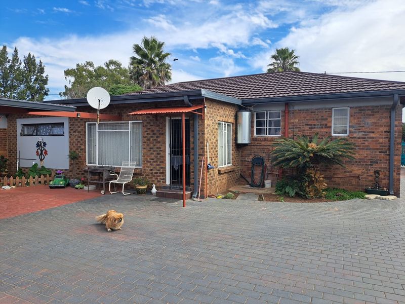 Beautiful neat as a pin low maintenance home with full flat. 2 for the price of 1. - Photo 1