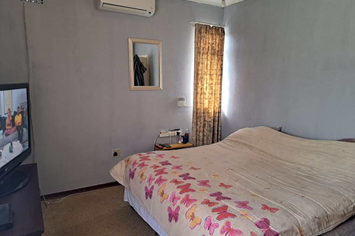 Beautiful neat as a pin low maintenance home with full flat. 2 for the price of 1. - Photo 4