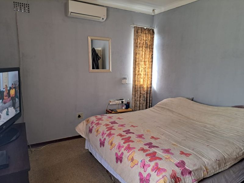 Beautiful neat as a pin low maintenance home with full flat. 2 for the price of 1. - Photo 4