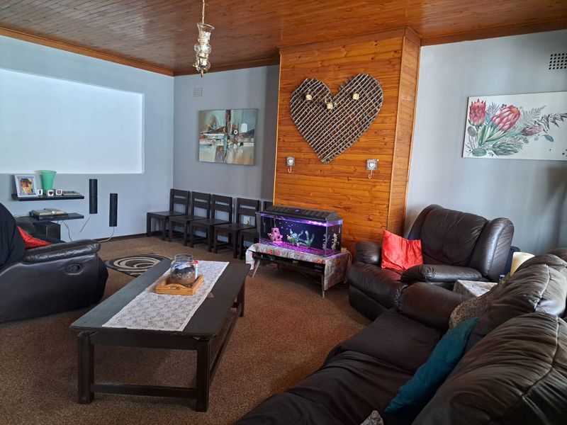 Beautiful neat as a pin low maintenance home with full flat. 2 for the price of 1. - Photo 10