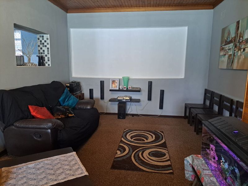 Beautiful neat as a pin low maintenance home with full flat. 2 for the price of 1. - Photo 9