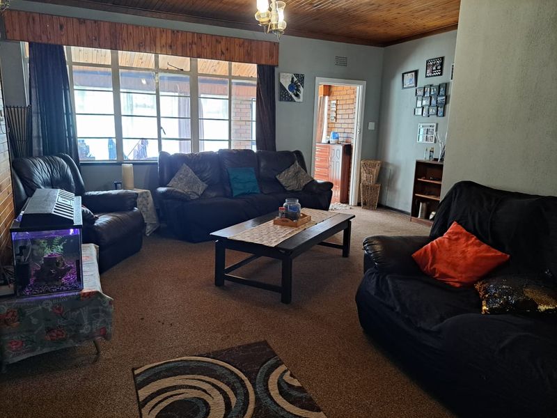 Beautiful neat as a pin low maintenance home with full flat. 2 for the price of 1. - Photo 8