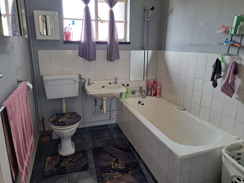 Beautiful neat as a pin low maintenance home with full flat. 2 for the price of 1. - Photo 5