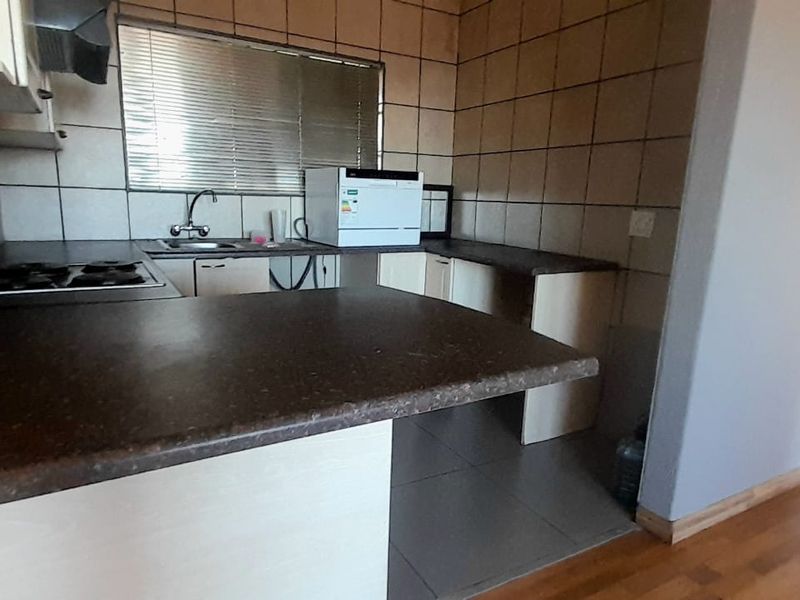 Spacious 2-Bedroom Apartment with Stunning Views - Photo 3