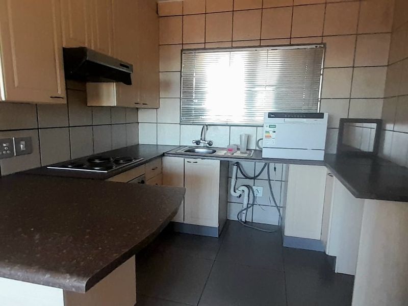 Spacious 2-Bedroom Apartment with Stunning Views - Photo 2