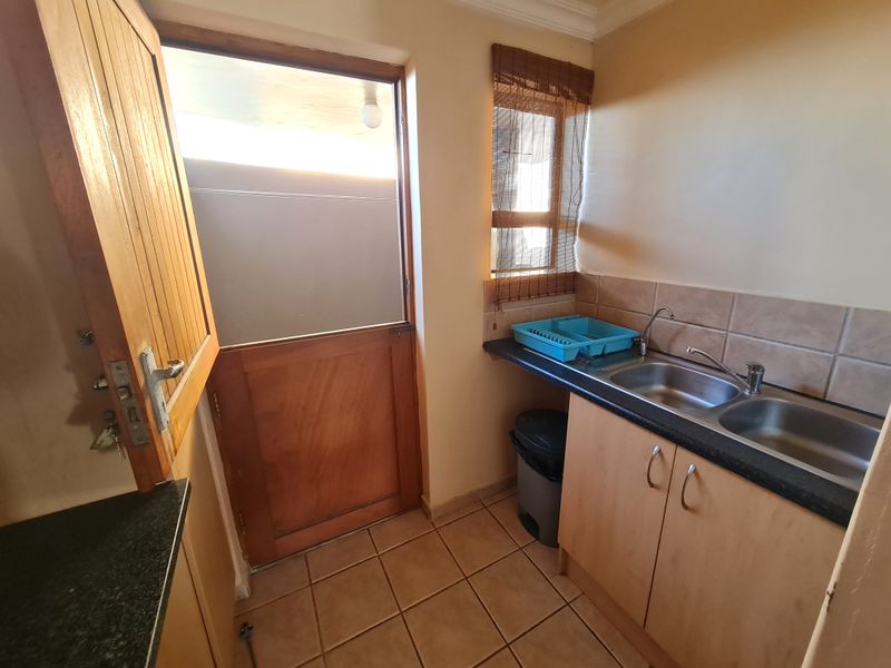 Apartment with Sea Views close to Main Beach in Jeffreys Bay Central - Photo 8