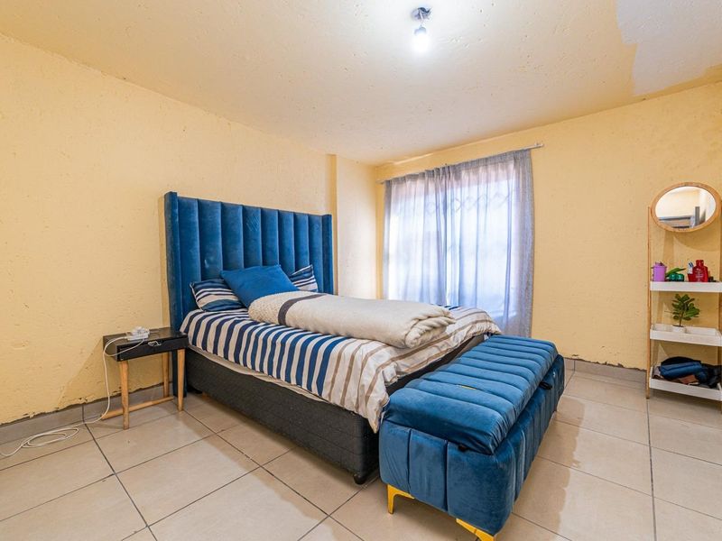 4 Bedroom Double-Storey House to Rent in Protea Glen Ext 12 - Photo 10