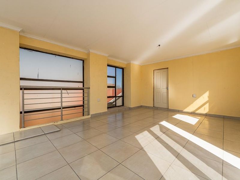 4 Bedroom Double-Storey House to Rent in Protea Glen Ext 12 - Photo 5