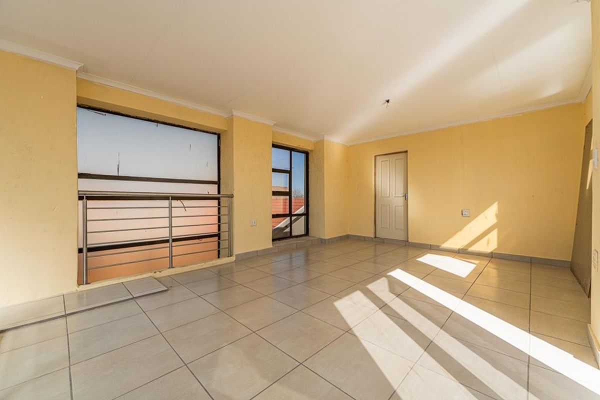 4 Bedroom Double-Storey House to Rent in Protea Glen Ext 12 - Photo 5