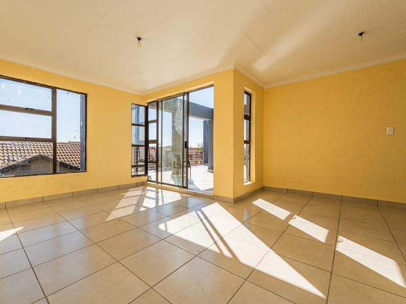4 Bedroom Double-Storey House to Rent in Protea Glen Ext 12 - Photo 2
