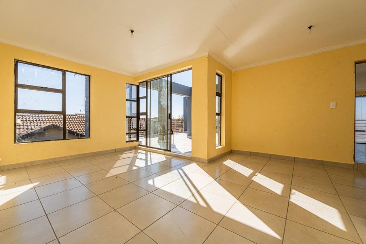 4 Bedroom Double-Storey House to Rent in Protea Glen Ext 12 - Photo 2