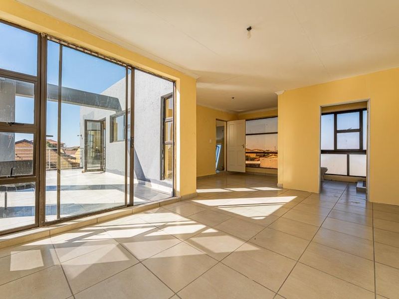 4 Bedroom Double-Storey House to Rent in Protea Glen Ext 12 - Photo 3