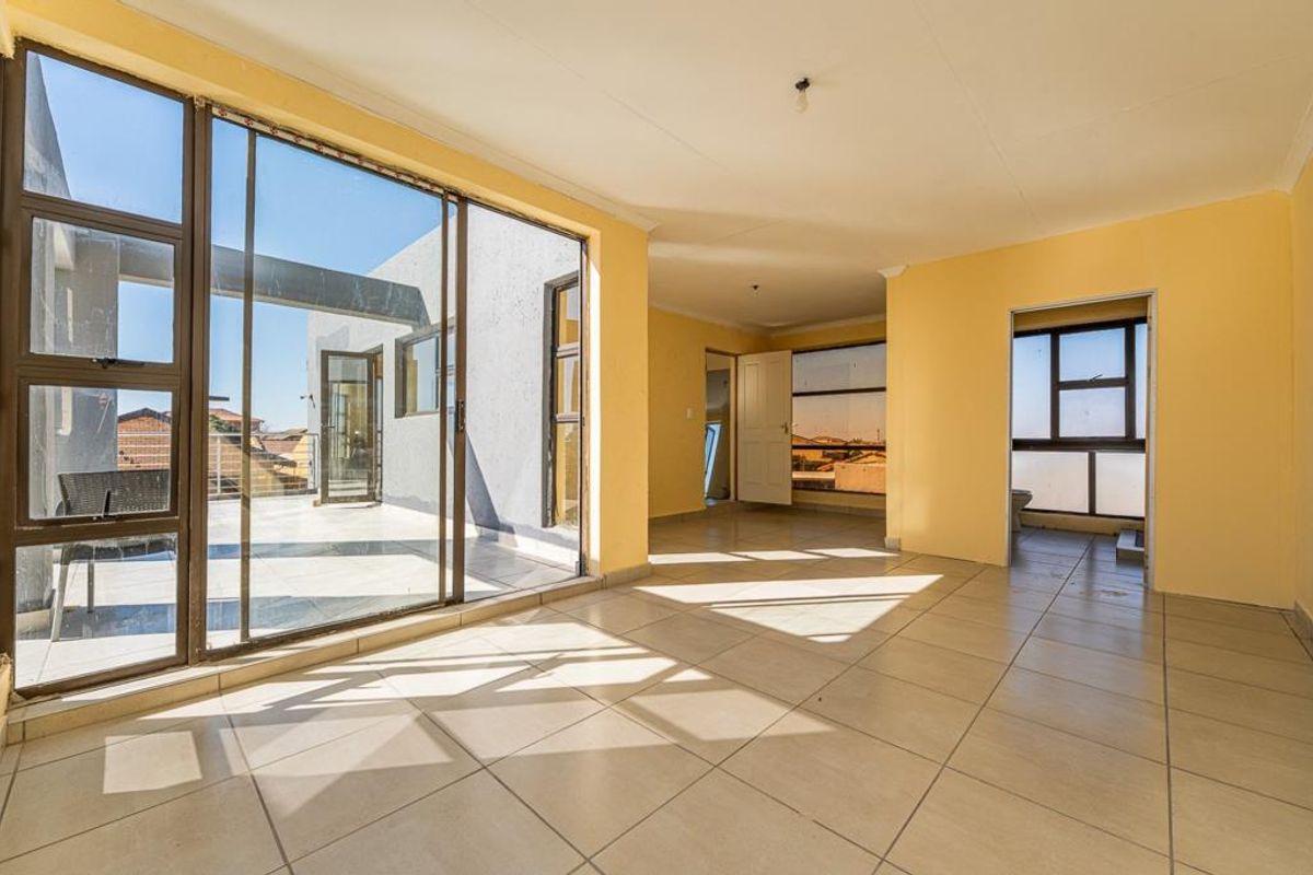 4 Bedroom Double-Storey House to Rent in Protea Glen Ext 12 - Photo 3