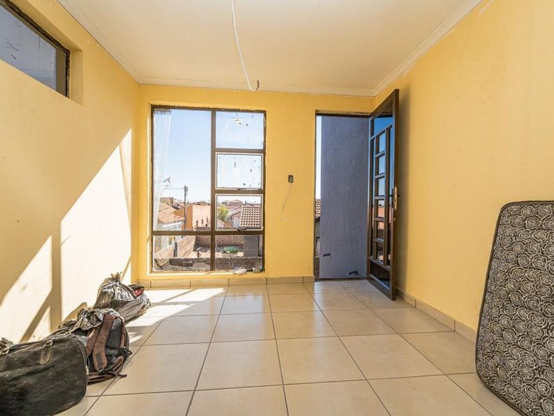 4 Bedroom Double-Storey House to Rent in Protea Glen Ext 12 - Photo 9
