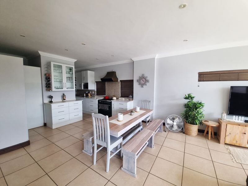 Charming 3-Bedroom Home with Breathtaking Views in The Islands, Hartbeespoort - Photo 9