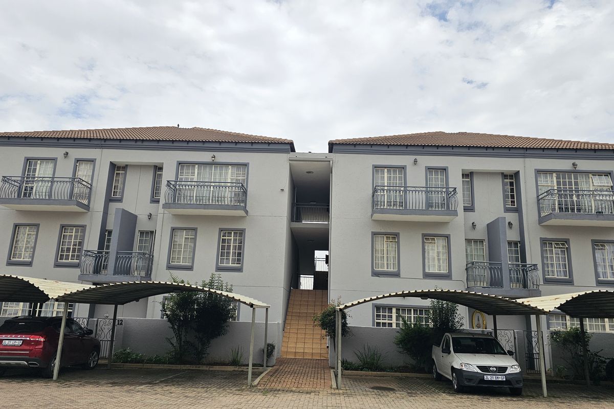 Modern 2-bedroom Upper Floor Apartment with Open-Plan Living - Photo 2