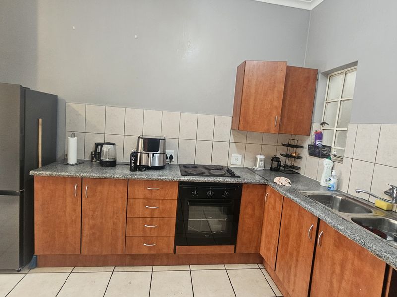 Modern 2-bedroom Upper Floor Apartment with Open-Plan Living - Photo 6