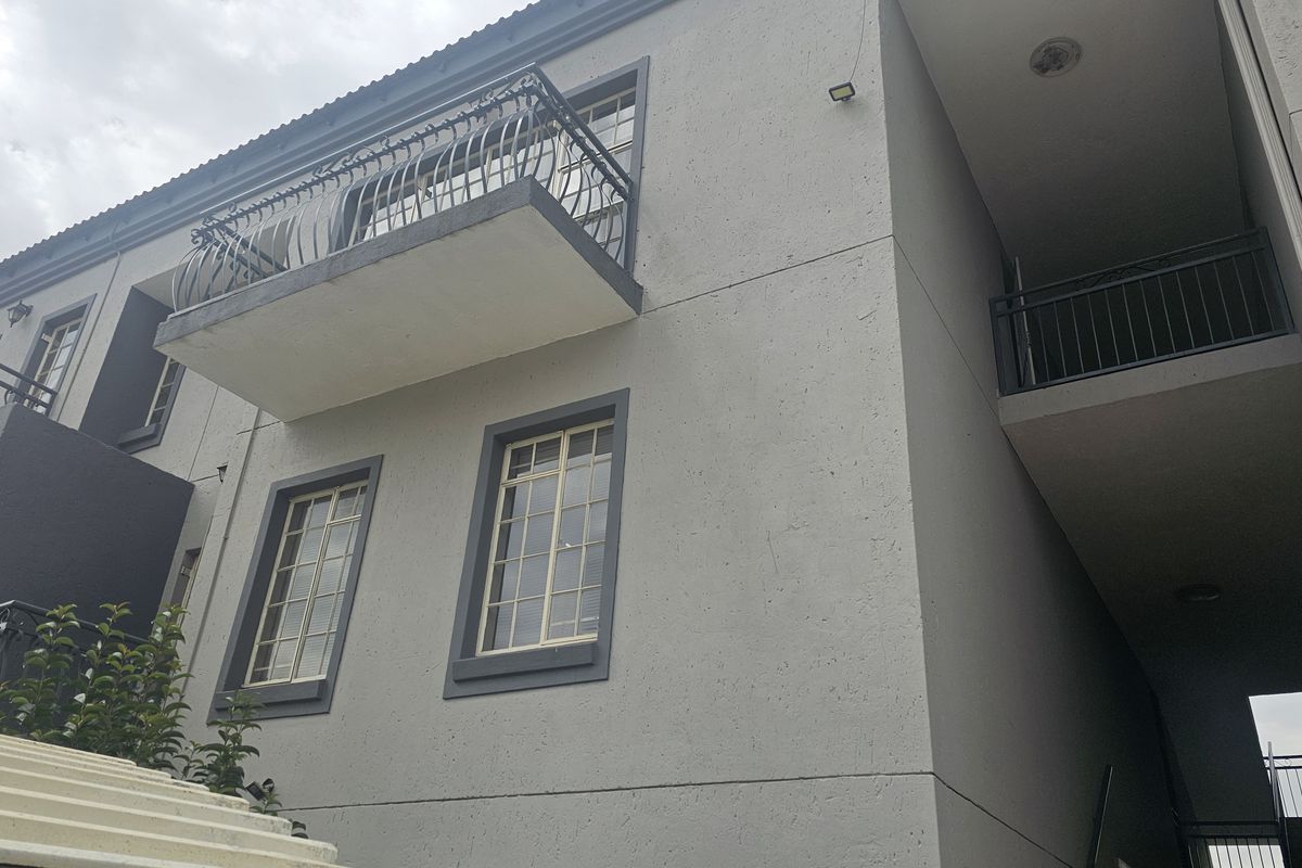 Modern 2-bedroom Upper Floor Apartment with Open-Plan Living - Photo 4