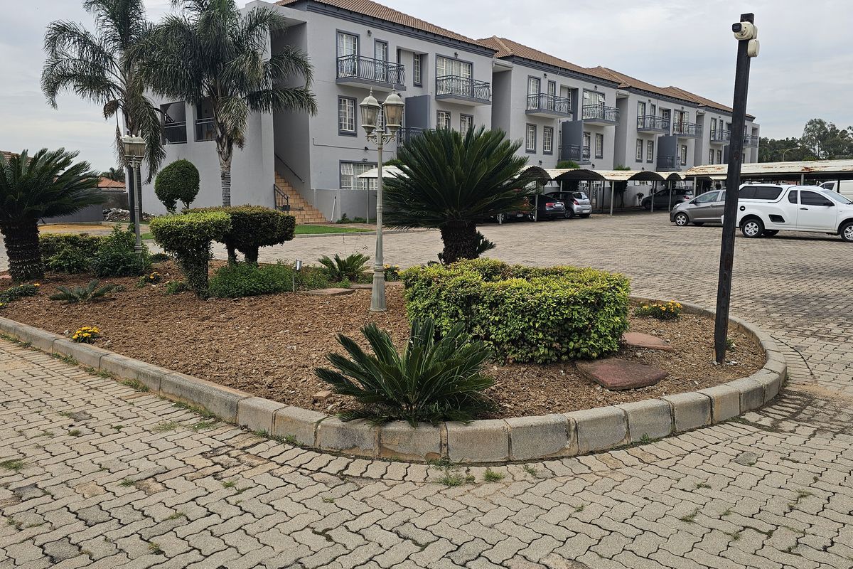 Modern 2-bedroom Upper Floor Apartment with Open-Plan Living - Photo 3