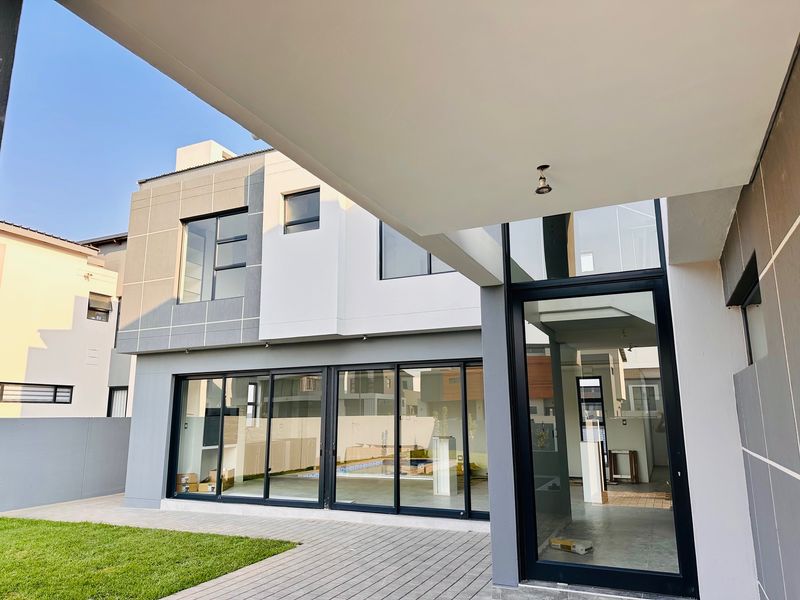 Move-in Ready in 2 weeks! - Stunning 5 Bedroom Home in Midstream Heights - Photo 4