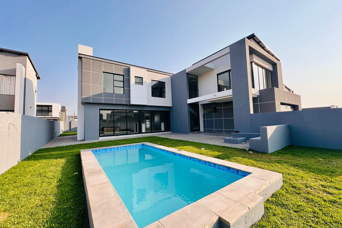 Move-in Ready in 2 weeks! - Stunning 5 Bedroom Home in Midstream Heights - Photo 3