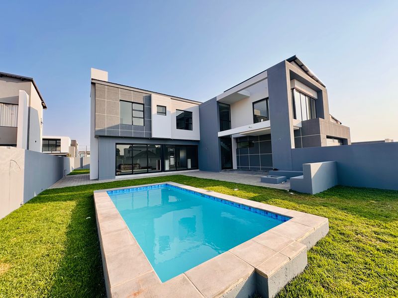 Move-in Ready in 2 weeks! - Stunning 5 Bedroom Home in Midstream Heights - Photo 3