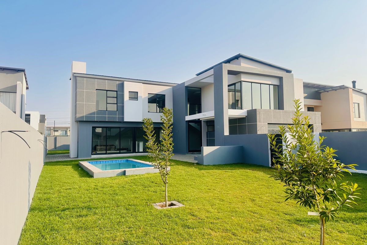 Move-in Ready in 2 weeks! - Stunning 5 Bedroom Home in Midstream Heights - Photo 5