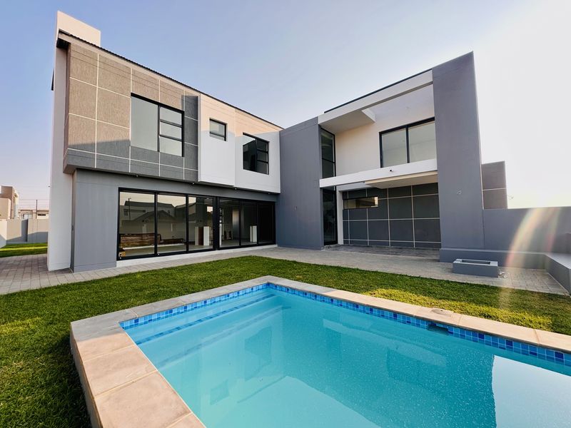 Move-in Ready in 2 weeks! - Stunning 5 Bedroom Home in Midstream Heights - Photo 9