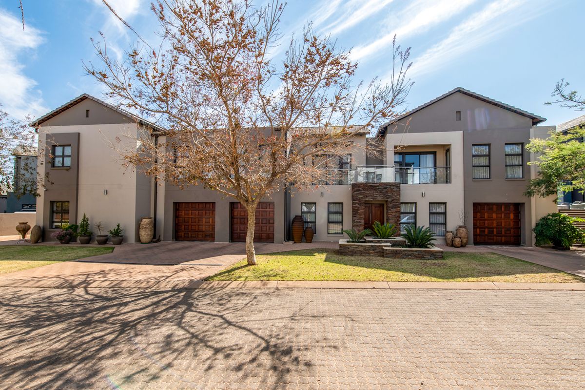 Luxurious 1200m2 Estate Overlooking the Majestic Magaliesberg - Photo 2