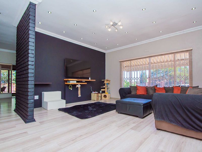 Spacious Family Home in the Heart of Noordheuwel - Photo 8