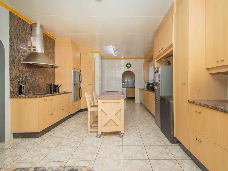 Spacious Family Home in the Heart of Noordheuwel - Photo 7