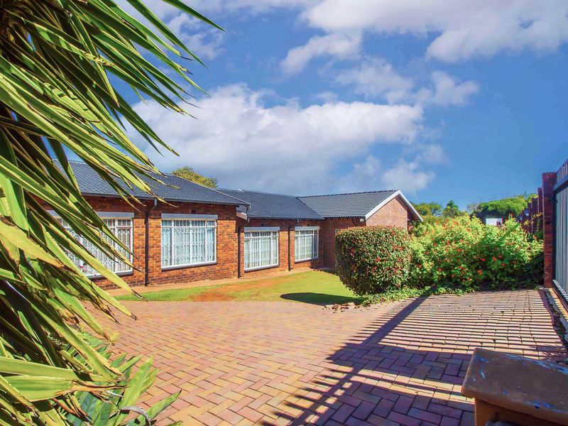 Spacious Family Home in the Heart of Noordheuwel - Photo 3