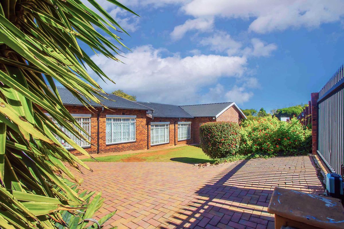 Spacious Family Home in the Heart of Noordheuwel - Photo 3