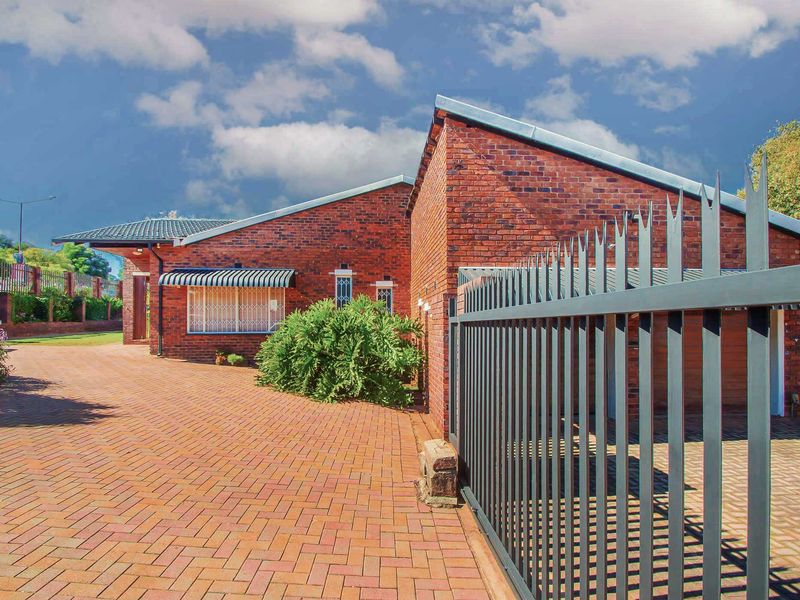 Spacious Family Home in the Heart of Noordheuwel - Photo 2
