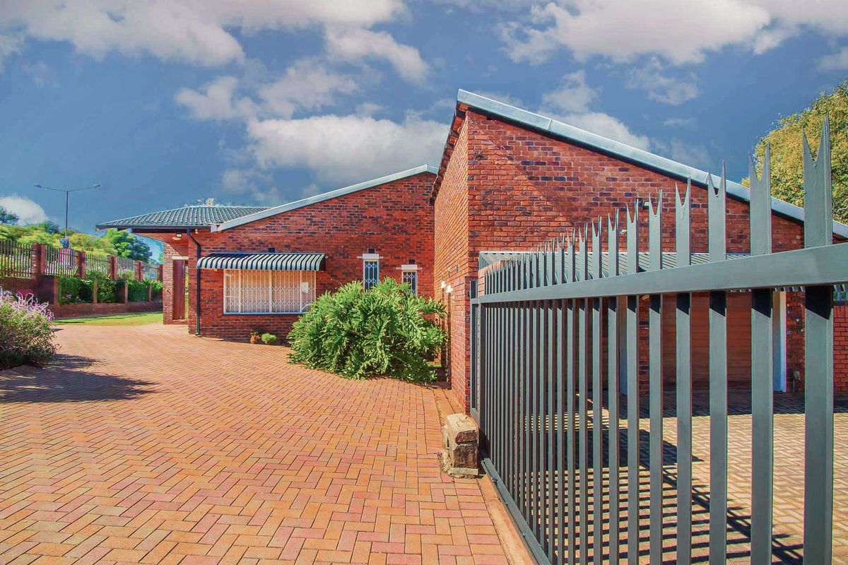 Spacious Family Home in the Heart of Noordheuwel - Photo 2
