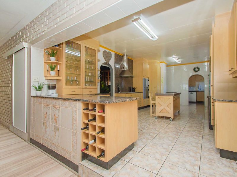 Spacious Family Home in the Heart of Noordheuwel - Photo 6