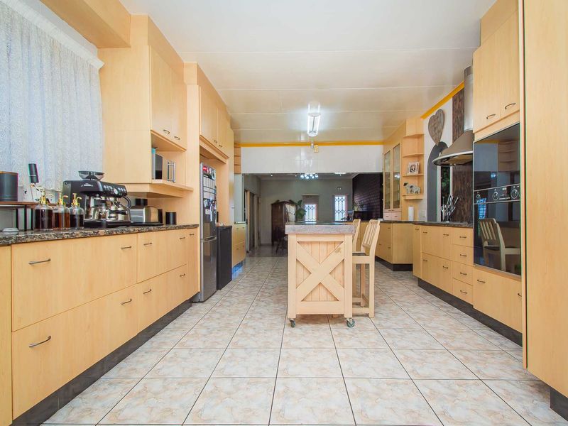 Spacious Family Home in the Heart of Noordheuwel - Photo 5